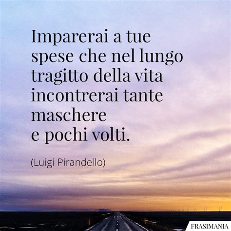 Persona che riflette sulla propria vita e le proprie esperienze