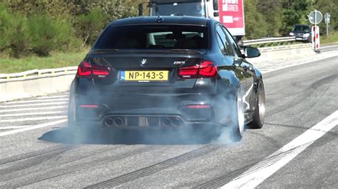 Un'auto da drift in azione con fumo dalle gomme