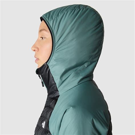 The North Face Macugnaga Hybrid jacket in un ambiente montano