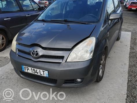 Toyota Corolla Verso vista frontale e laterale