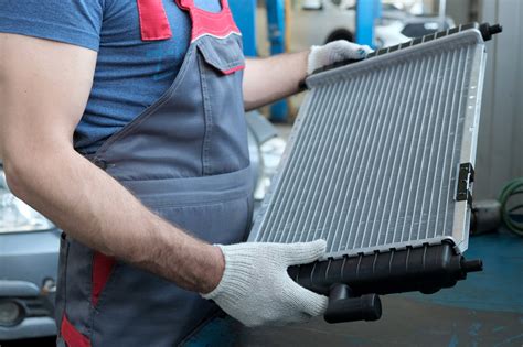 Radiatore dell'auto e collegamenti