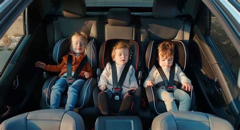 SUV familiare con tre seggiolini auto sul sedile posteriore