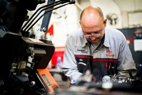 Tecnico Toyota in officina