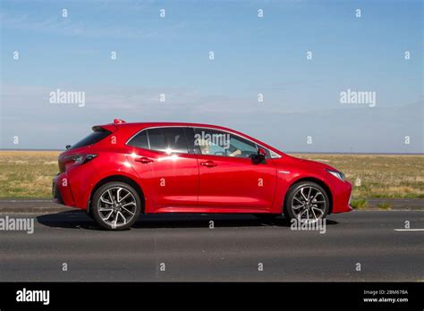 Toyota Corolla in movimento su strada