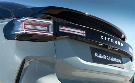 Interno di una Citroën C4 Coupé con focus sul pomello del cambio