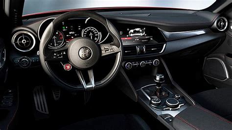 Interni dell'Alfa Romeo GT con focus sul cruscotto orientato al guidatore