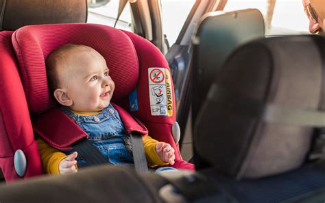 Bambino sul seggiolino auto
