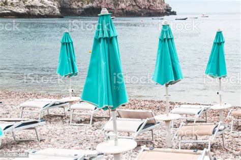 Ombrelloni e lettini sulla spiaggia privata La Datcha