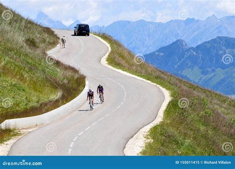 Ciclisti su una strada panoramica in Toscana