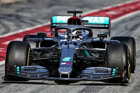 Lewis Hamilton con il volante DAS durante i test di Formula 1