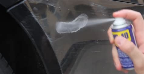 Dettaglio di un'auto con graffi sulla vernice del tetto