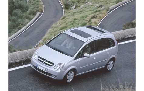 Vista dall'alto del bagagliaio di una Opel Meriva B con vasca protettiva