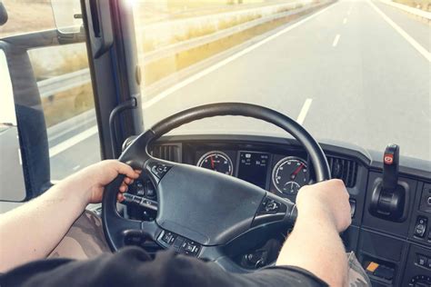 giornalista al volante di un camion