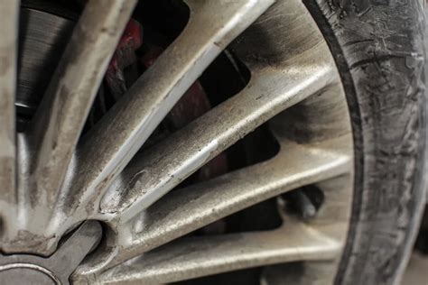 dettaglio cerchio nero con polvere dei freni