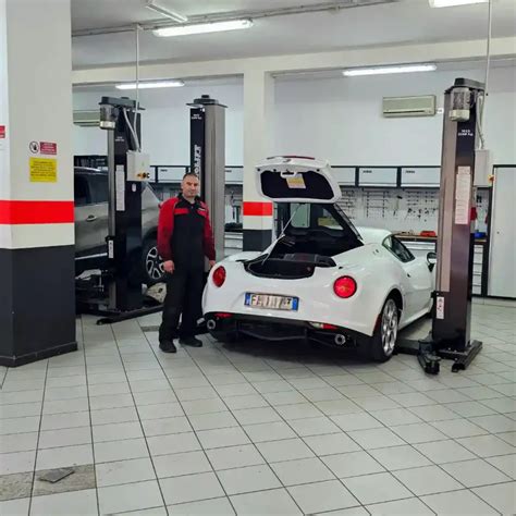 Meccanico specializzato al lavoro in officina autorizzata