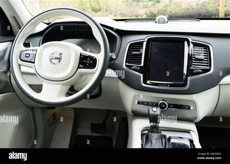 Interni della Volvo XC90 con dettagli tecnologici