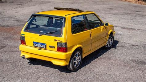 Volkswagen Golf GTI Mk1 e Fiat Uno Turbo i.e. su una strada di campagna
