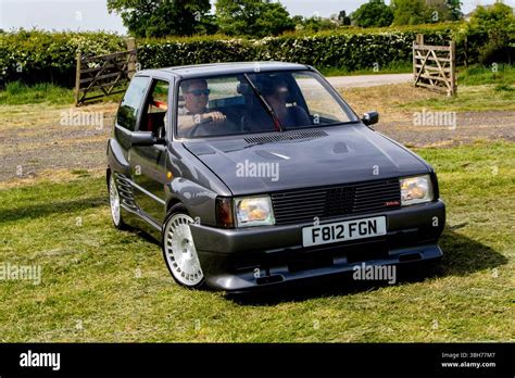 Dettaglio del motore modificato di una Fiat Uno Turbo i.e. Racing