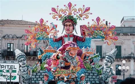 Carro allegorico floreale del Carnevale di Fano