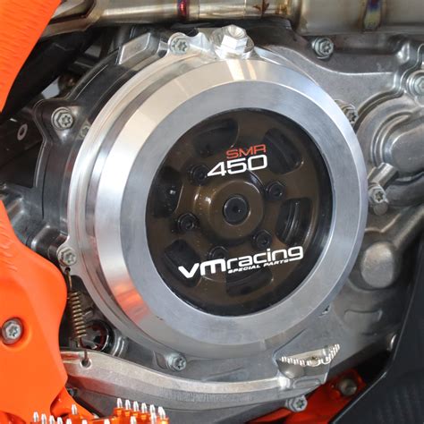 Moto con carter frizione trasparente in azione