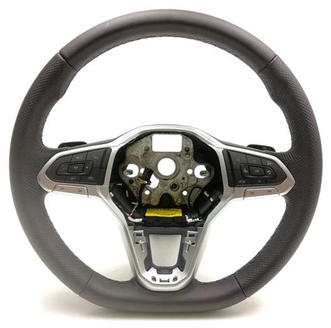 Dettaglio del volante multifunzione di una Volkswagen Passat CC