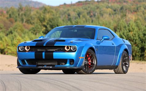 Dodge Challenger Hellcat in accelerazione