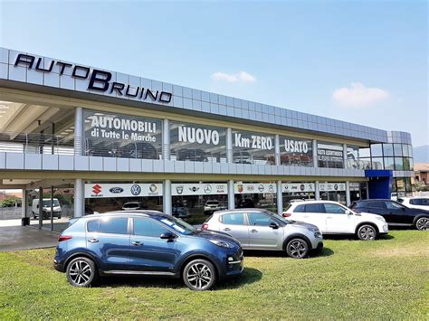 Parco auto di lusso in un autosalone