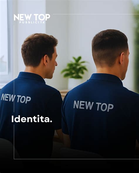 Team di professionisti in un autosalone che assistono un cliente