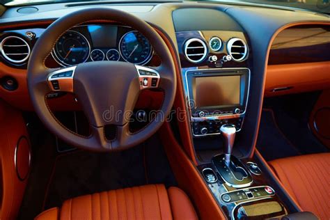 Interni di un'auto di lusso con dettagli curati