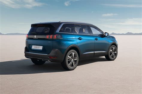 Peugeot 5008 prima e dopo la trasformazione da monovolume a SUV