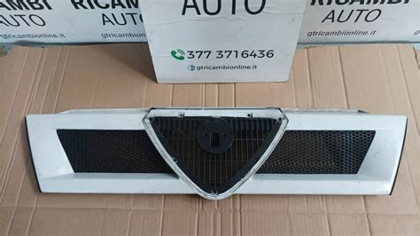 Dettaglio della mascherina anteriore di un'Alfa Romeo 33