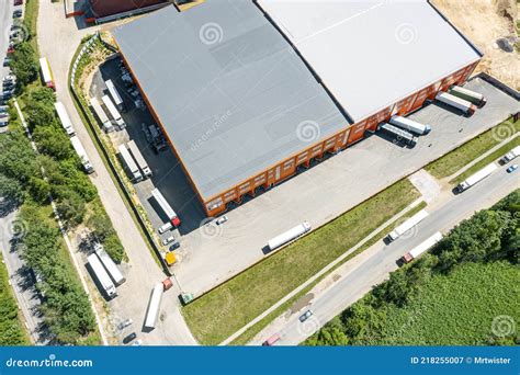 panoramica di un centro logistico con autocarri in manovra