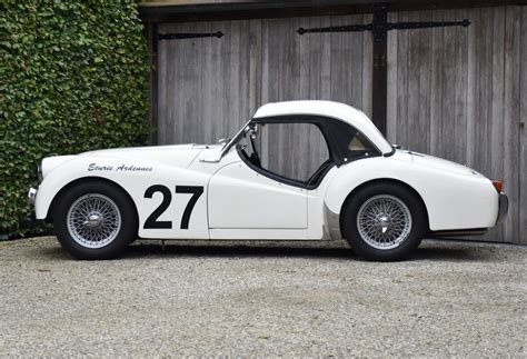 Triumph Coupé in un contesto d'epoca