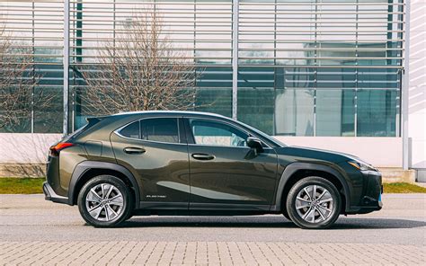 Lexus UX vista anteriore