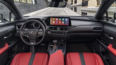 Interni Lexus UX con touchscreen