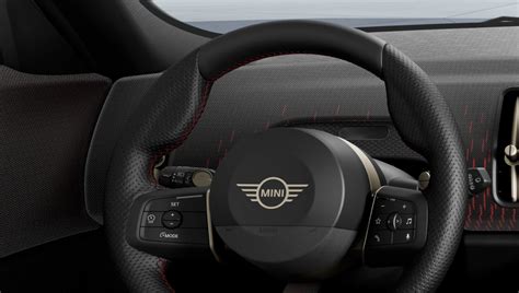 Posto guida della Mini Countryman con volante sportivo
