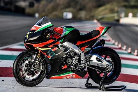 Esperti Aprilia al lavoro su una moto