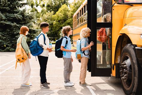 Scuolabus e genitori che accompagnano i figli a scuola