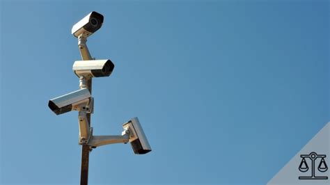 Carabinieri e telecamere di sorveglianza in un ambiente scolastico
