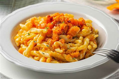 Piatto con cibo etichettato 