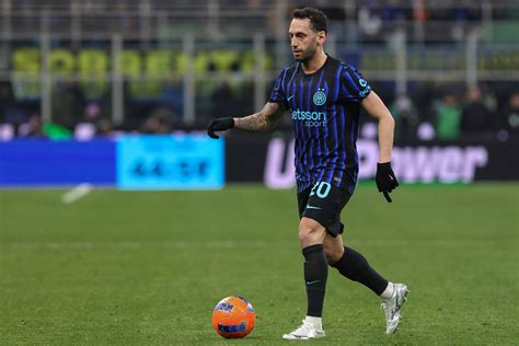 Hakan Calhanoglu con la maglia dell'Inter