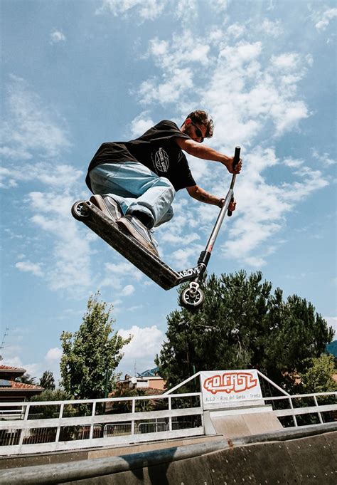Monopattino freestyle in azione