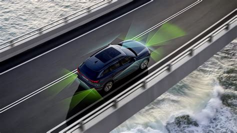 Sistemi di assistenza alla guida in un'auto moderna