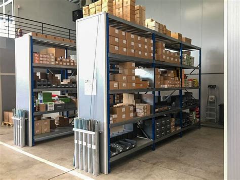 Magazzino ricambi Nissan con scaffalature moderne