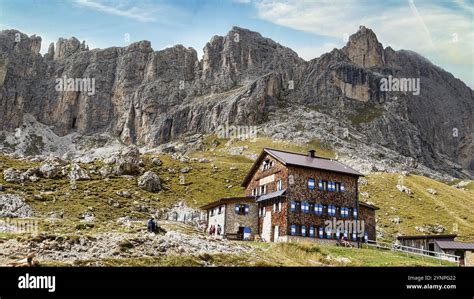 Veduta panoramica delle Dolomiti con l'Hotel Croda Rossa in primo piano