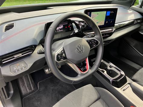 Interni di un'auto Volkswagen ID. con ampio display digitale