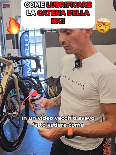 Persona che applica manualmente il lubrificante su un cavo
