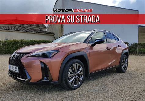 Lexus UX in curva su strada panoramica