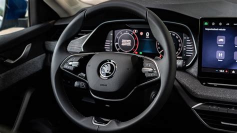 Dettaglio interno Skoda Octavia con schermo digitale e volante multifunzione