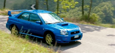 Subaru Impreza WRX STI su strada di montagna